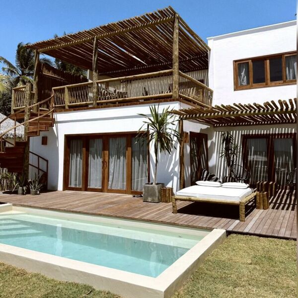 Imagem 1 de Casa com vista para o mar, piscina e varanda, com arquitetura rústica em Icaraizinho de Amontada